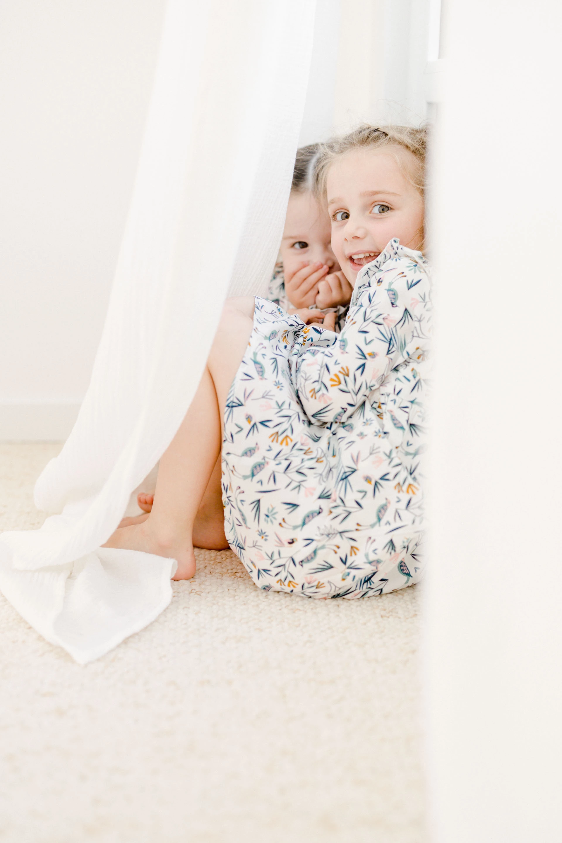 main enfant bonheur beige marron